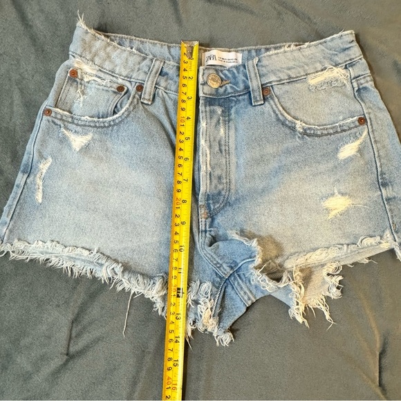 Zara Blue Distressed Jean Shorts High-Waisted

#1034 - Picture 3 of 5